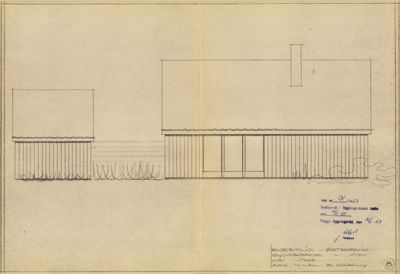 Fasadetegning som viser bygningens utseende fra en bestemt vinkel, inkludert takform, vinduer og veggmønster.
