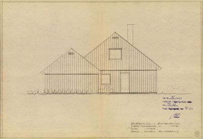 En tegning som viser fasaden (opprikket) på en bygning sett fra fronten.