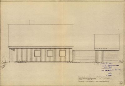 Fasadetegning som viser bygningens utseende fra en bestemt vinkel, inkludert vinduer, tak og veggmønster.
