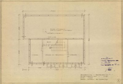 Etasjeplan (tverrsnitt) som viser romfordeling, trapp og dimensjoner.