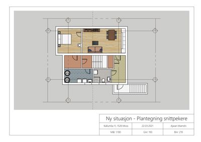 Etasjeplan (snitt) som viser romfordeling, møblering og konstruksjon for et hus.