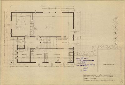 Etasjeplan (trolig første etasje) med romfordeling, dører, vinduer og mål. Tegningen viser også en situasjonsplan i høyre hjørne.