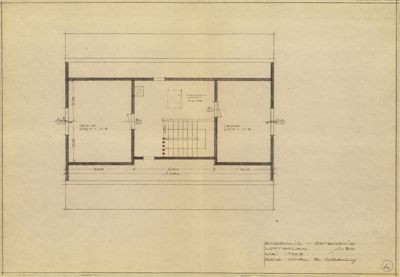 Etasjeplan (loftplan) som viser romfordeling, dører, vinduer og trapp i en bygning.
