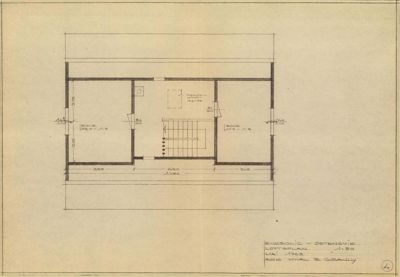 Etasjeplan (loftplan) med romfordeling, dører, vinduer og mål.