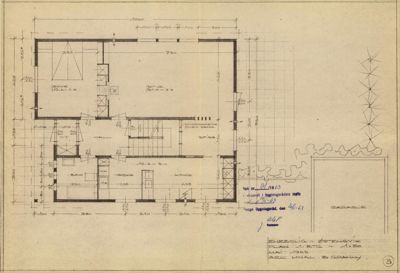Etasjeplan (1. etasje) med romfordeling, dører, vinduer og mål.