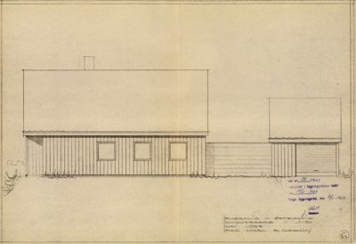 En tegning som viser fasaden (framsiden) på en bygning, inkludert vinduer, tak og veggmønster.