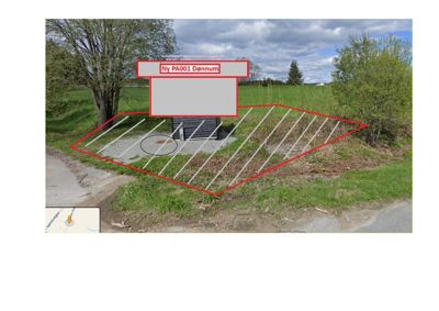 Fotografi av en tomt med en eksisterende liten bygning (troll), omgitt av en rød polygon som markerer et planlagt byggareal. Bildet inneholder også en overlay med tekst 'Ny PA001 Dønnum' og en liten kartinnsnitt i hjørnet.