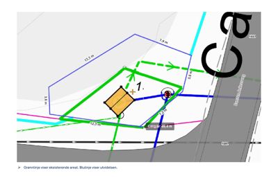 Situasjonsplan som viser eksisterende areal (grønn linje) og planlagt utvidelse (blå linje) av en tomt, med angitte mål og grenser.