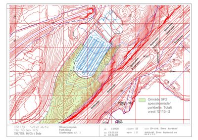 Situasjonsplan som viser tomtens terrengform (konturlinjer), bebyggelse, parkeringsplasser og veger.