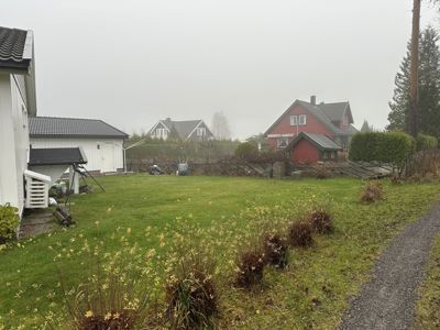 Fotografi av en boligbebyggelse med hager og veier.