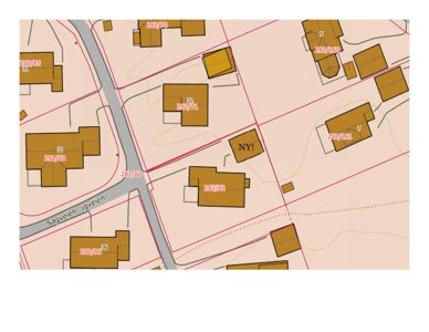 Situasjonsplan som viser tomtegrenser, bygningssilhuetter, veier (Sagveien) og eiendomsnummer.