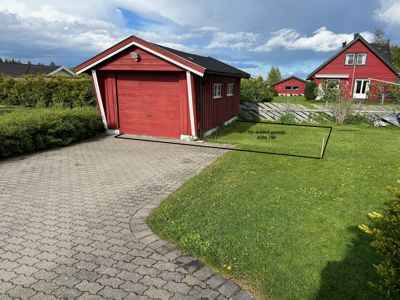 Fotografi av en rød garasje med en tegnet innfelt som viser planlagt plassering for en ny dobbel-garasje.