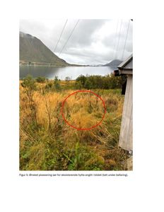 Fotografi av et utsiktspunkt med en markert plassering for en ny hytte (rød sirkel) i forhold til en eksisterende hytte.