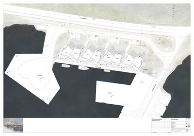Situasjonsplan som viser plassering av nye hus (Hus 1-8) på en tomt ved vann, med vei, parkeringsplasser og terrengforhold.