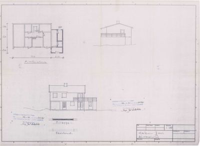 Fasadetegning som viser bygningens utseende fra fronten, inkludert vinduer, dører og takform.