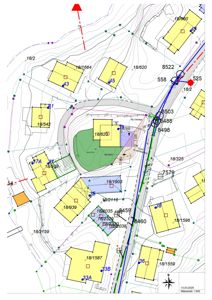 Situasjonsplan som viser tomtens plassering i forhold til nabolag, høydemålinger (konturlinjer), veier og eksisterende bygninger.