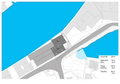 Situasjonsplan som viser tomtens beliggenhet, vannkropp, vei, eksisterende og planlagt bygning (Tilbygg), samt arealoppsummering (BYA, Rives, etc.).