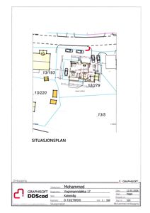 Situasjonsplan som viser tomtens grenser, nabotomter (13/193, 13/220, 13/5), plassering av bygning (13/279), parkeringsplasser og veiforhold.
