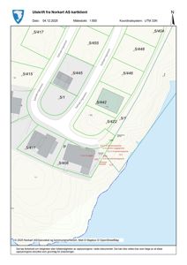 Situasjonsplan som viser tomtegrenser, eiendomsnummer, topografi og bygningers plassering i forhold til hverandre og terrenget.
