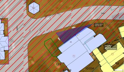Situasjonsplan som viser tomtens form, bygningers plassering, vegforhold og arealdata.