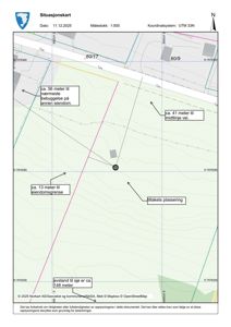 Situasjonskart som viser eiendomsgranser, avstander til vei og sjø, samt plassering av tiltaket.