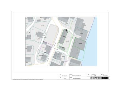 Situasjonsplan som viser tomtedeling, eiendomsnummer og bygningers plassering i forhold til veier og vann. Tegningen har et stempel som bekrefter at det er en 'SITUASJONSPLAN'.