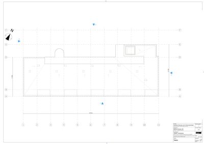Etasjeplan (1. etasje) som viser romfordeling, vegger, dører og vinduer for en bygning.