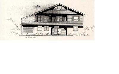 En tegnet fasadeoppvisning (elevation) av en toetasjes hytte eller villa, sett fra fronten.