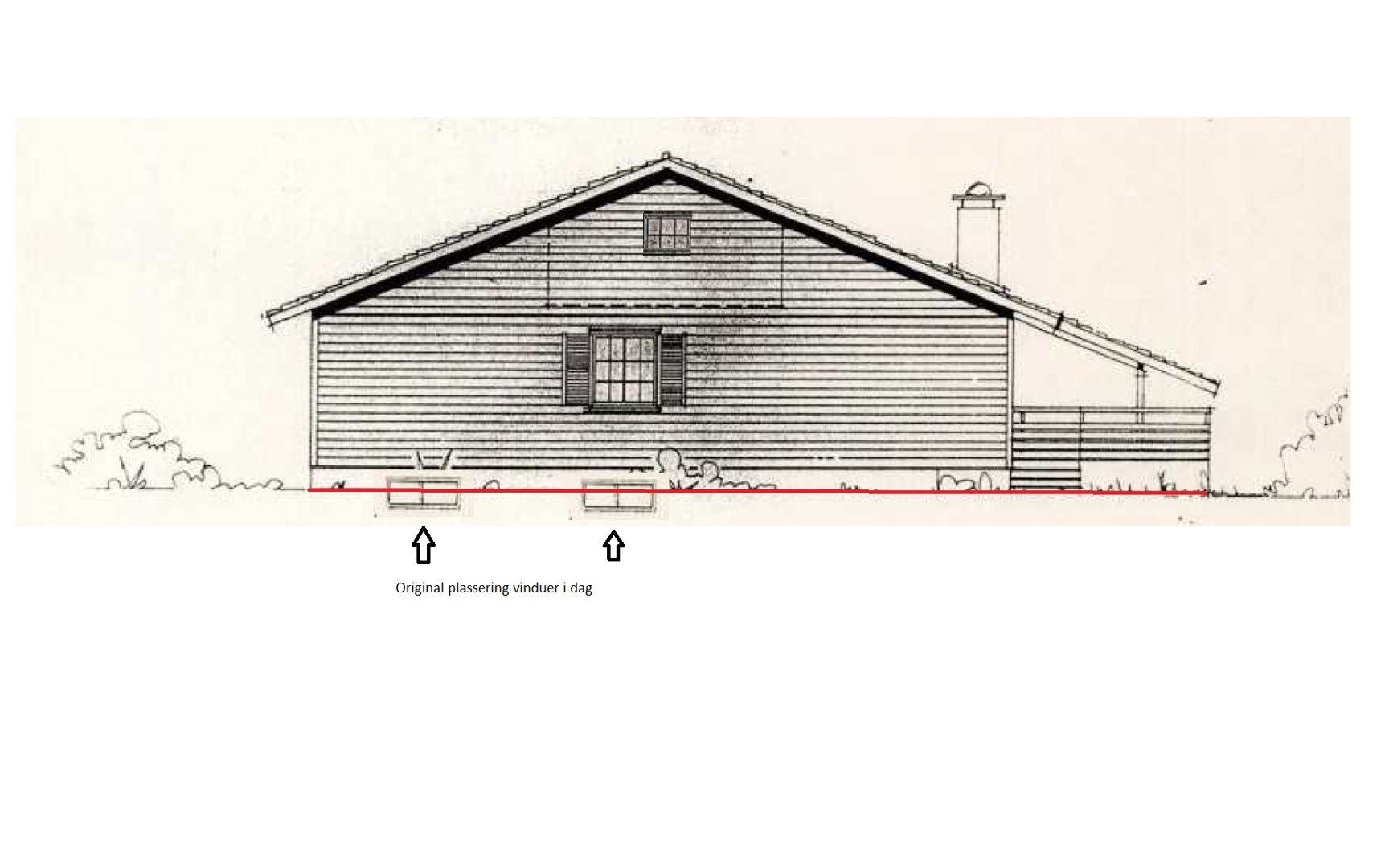 En tegning som viser fasaden på en hytte sett fra siden. Tegningen illustrerer takform, vinduer, en skorstein og en veranda. Det er også en rød linje og tekst som viser 'Original plassering vinduer i dag'.
