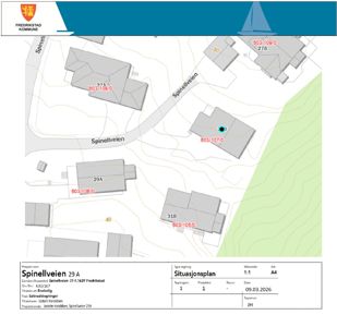 Situasjonsplan som viser bygningenes plassering i forhold til hverandre og veien (Spinellveien), samt topografi og eiendomsnummer.