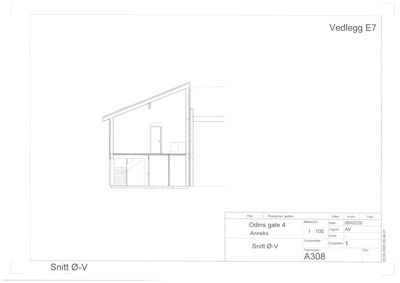 Snittegning (Snitt Ø-V) av et annekts bygning som viser romfordeling, trapp og takform.