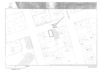 Situasjonsplan som viser eiendomsinndeling, bygningers plassering og tilstøtende veier (Summestadgata).