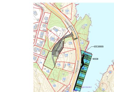 Situasjonsplan som viser tomtedeling, bygningers plassering i forhold til veier (Fastlandsveien) og kystlinje, samt høydeforhold.