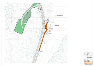 Situasjonsplan som viser tomtens beliggenhet i forhold til vei, brygge og nabolag.