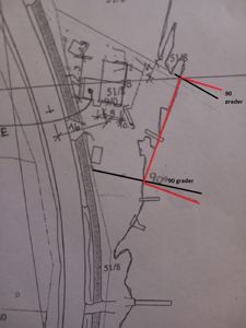 Situasjonsplan som viser tomtens form, grenser, nabotomter og en tegnet bygning. Bildet inneholder også håndskrevne mål og vinkler (90 grader) som indikerer en beregning eller kontroll av tomtens geometri.