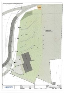Situasjonsplan som viser tomtens form, høydemålerlinjer (konturlinjer), nabogrenser, og plassering av bygninger i forhold til terrenget.