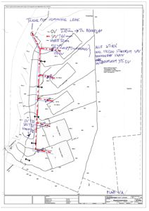Situasjonsplan som viser tomtedeling, eiendomsnummer, høydemål og håndskrevne notater om vann- og avløpsledninger.