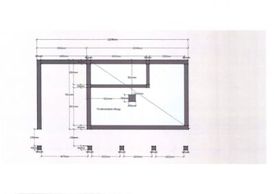 En teknisk detaljtegning som viser fundamentplan for en tilbyggkonstruksjon med angitte dimensjoner på søyler, bjelker og fundamentblokker.