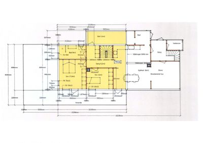 Etasjeplan med romfordeling, mål og arealoppdeling for et hus.