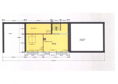 Etasjeplan som viser romfordeling (bod, soverom, kjøkkenstue), dører, vinduer og mål for en bygning.