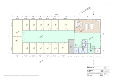 Etasjeplan som viser romfordeling, dimensjoner og funksjoner i et kontorbygg.