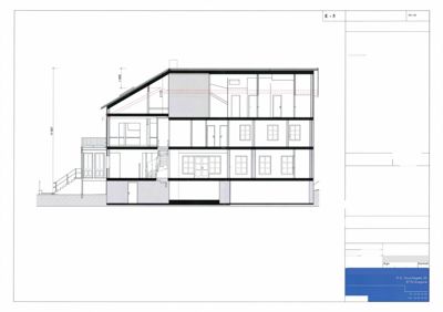 Snittegning (SNITT A - A) som viser bygningens indre oppbygning, høyder og romfordeling.