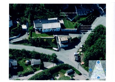 Luftfoto av et boligområde med overlagte tekstmeldinger om planlagte endringer og en liten kartinnsats i nederste høyre hjørne.