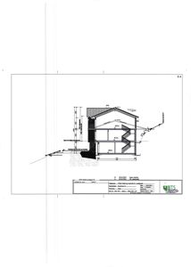 Snittegning som viser tverrsnittet av en bygning med tak, etasjer og trapp.