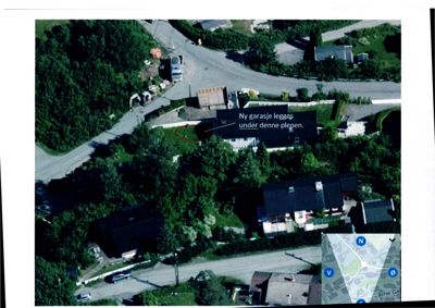 Flyfoto av et nabolag med hus og veier, med en innfelt tekstboks som forklarer en planlagt endring.