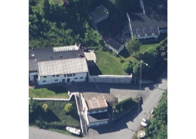 Luftfoto eller flyfoto av et boligområde med flere hus og veier.