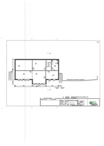 Etasjeplan (E-1) som viser romfordeling, dører, vinduer og dimensjoner for en bygning.