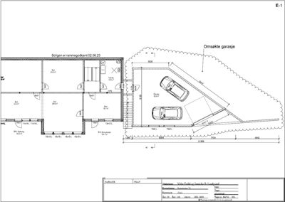 Etasjeplan som viser romfordeling for boligen og en garasje med bilplassering.