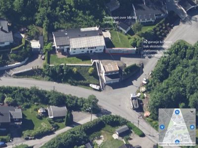 Luftfoto av en eiendom med hus og garasje, med annotasjoner om planlagte endringer.