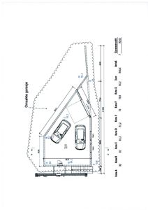 Etasjeplan for en garasje med plassering av to biler og dimensjoner.
